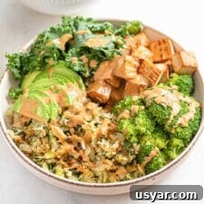 Salad with tofu, cabbage, kale, broccoli, avocado and sauce.